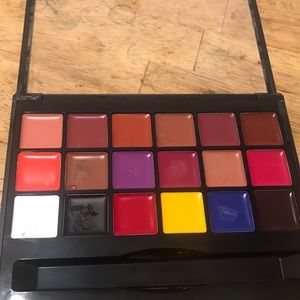Lip pallet